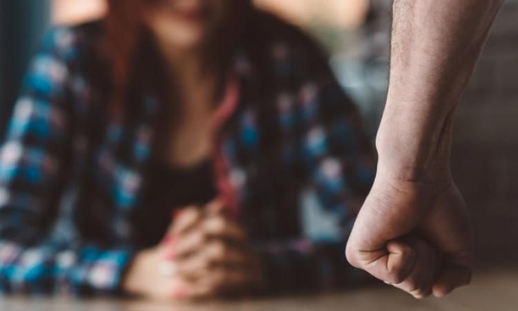 A lovit-o pe fiica concubinei cu o curea. Ce a pățit un bărbat din Adunații Copăceni