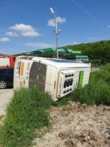 Accident de circulație pe DN6. Două femei au fost rănite după ce autoturismul lor a intrat în coliziune cu un microbuz
