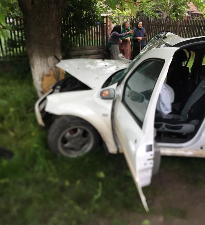 Un nou accident în județul Giurgiu. Patru victime, după ce un autoturism a intrat în copac