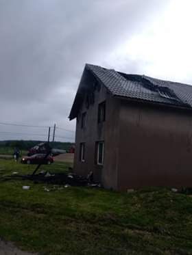 O casă a luat foc din cauza unui trăznet