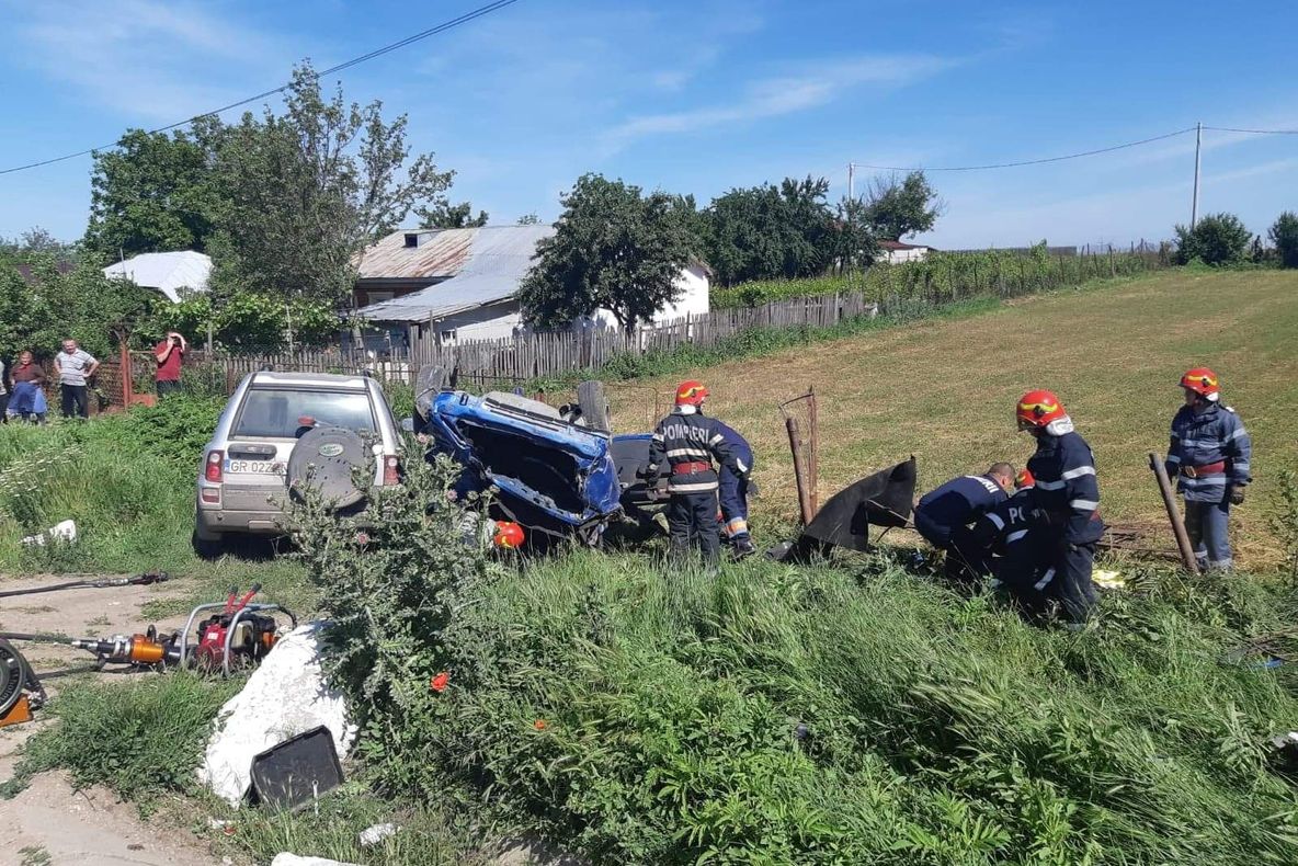 Trei morți după ce un autoturism a intrat într-un stâlp, pe DN 61