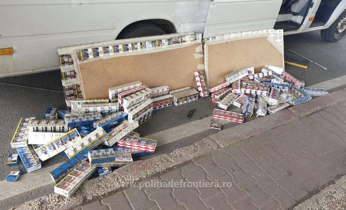 Ţigări ascunse în plafonul și pereții interiori ai unui microbuz, descoperite la Punctul de Trecere a Frontierei Giurgiu