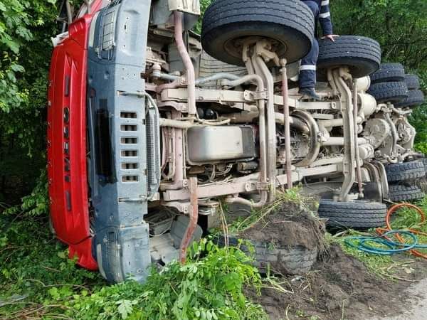 Un tir încărcat cu nisip s-a răsturnat pe DJ 601. Intervenție cu elicopterul SMURD