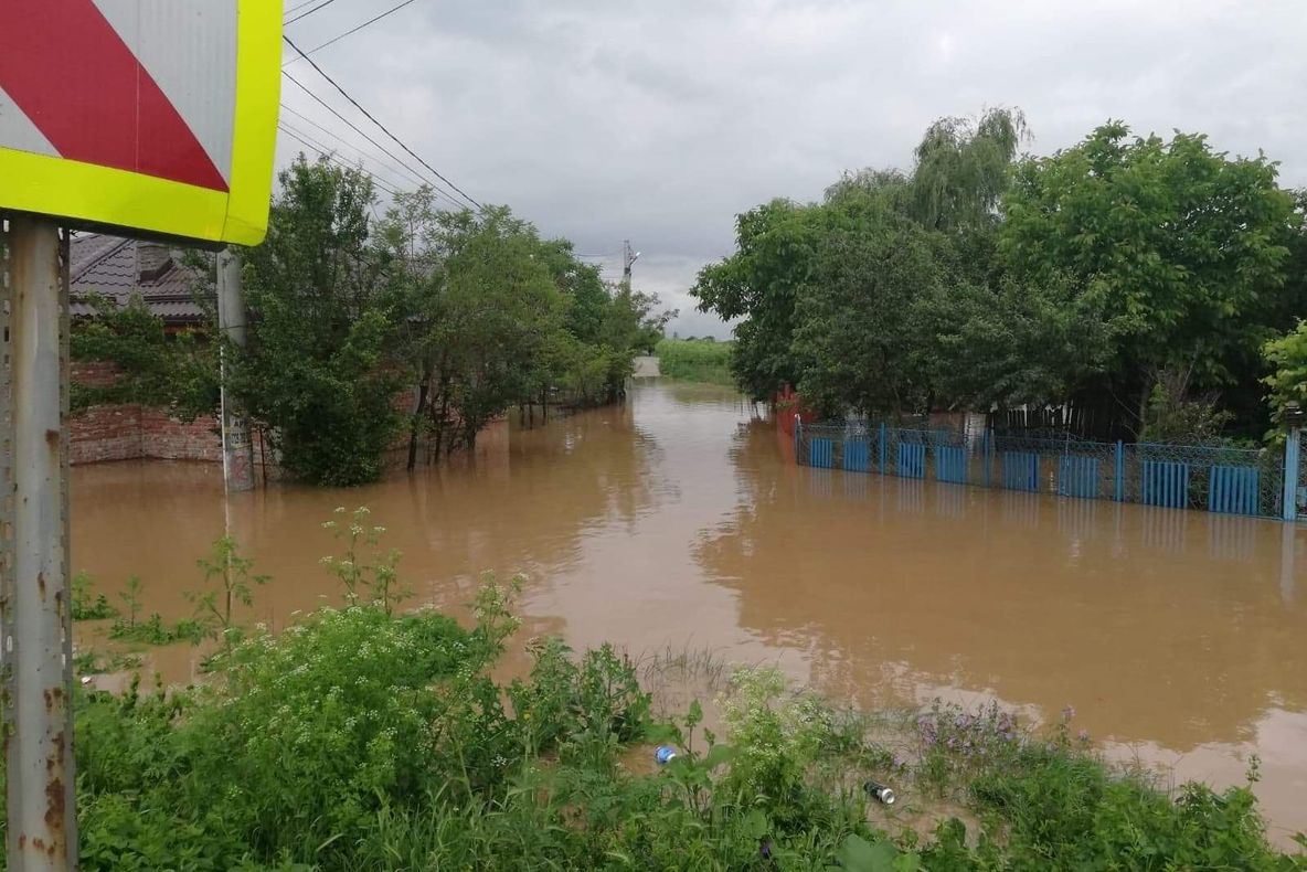 Zeci de case avariate și sute de fântâni afectate de inundații, la Giurgiu