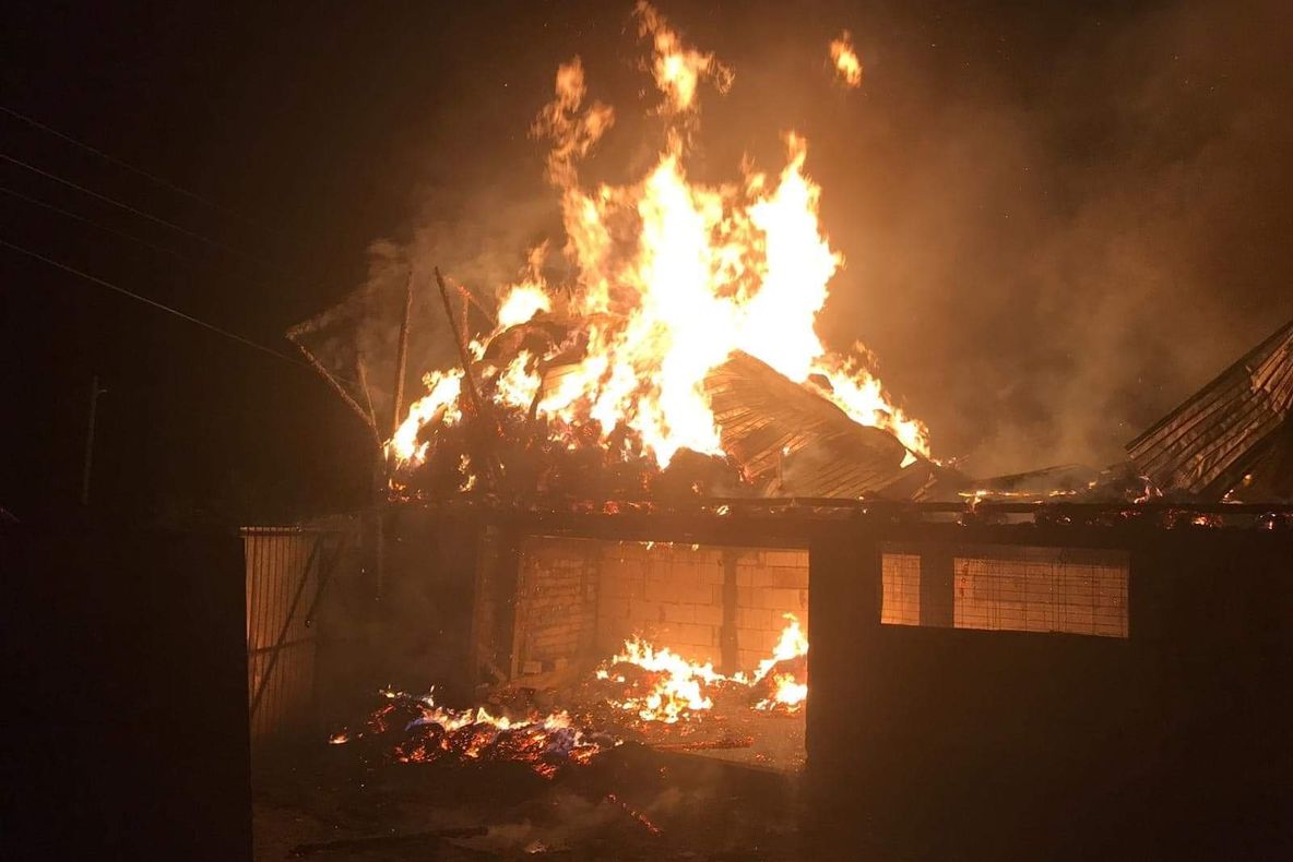 Incendiu devastator la Gostinu. Au ars 100 de pui și 2.000 de baloți