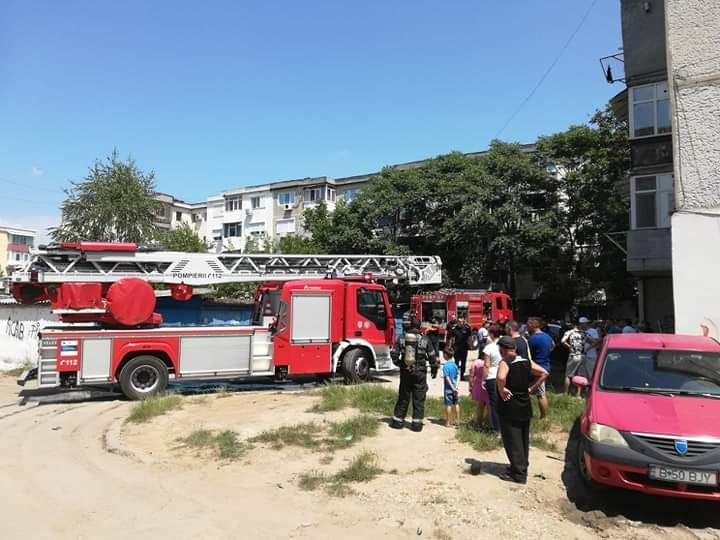Alertă într-un bloc din Giurgiu. 12 persoane evacuate din cauza unui incendiu, trei au ajuns la spital