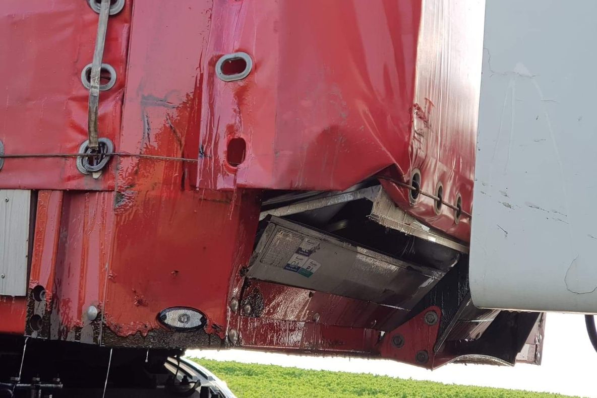 Scurgeri de rășină poliesterică dintr-un TIR pe un drum din Giurgiu