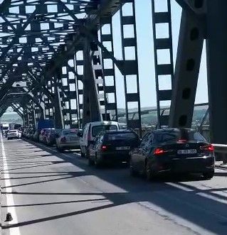 Coadă de mașini pe Podul Prieteniei. Românii se înghesuie să plece în vacanță