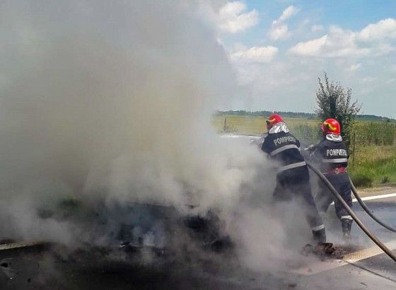 Autoturism în flăcări pe Autostrada A1 București-Pitești