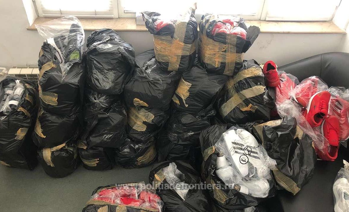 Mii de haine și încălțăminte contrafăcute, descoperite la frontieră