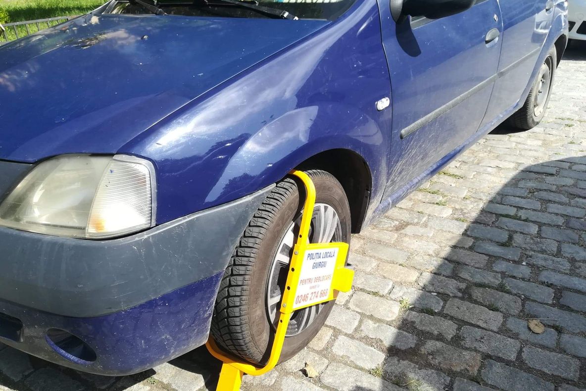 Atenție unde parcați! Se blochează roțile mașinilor parcate neregulamentar