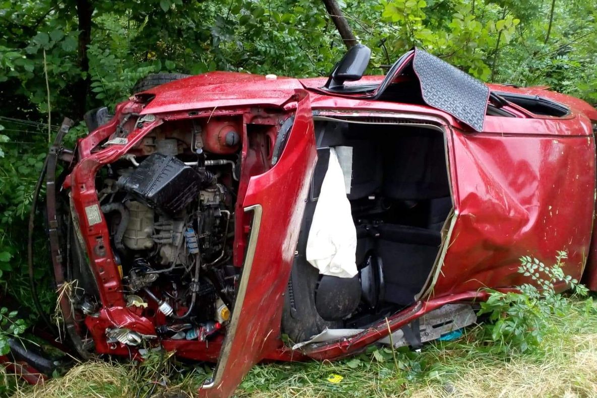 Un autoturism a derapat și s-a răsturnat pe A1. Șoferul a fost grav rănit