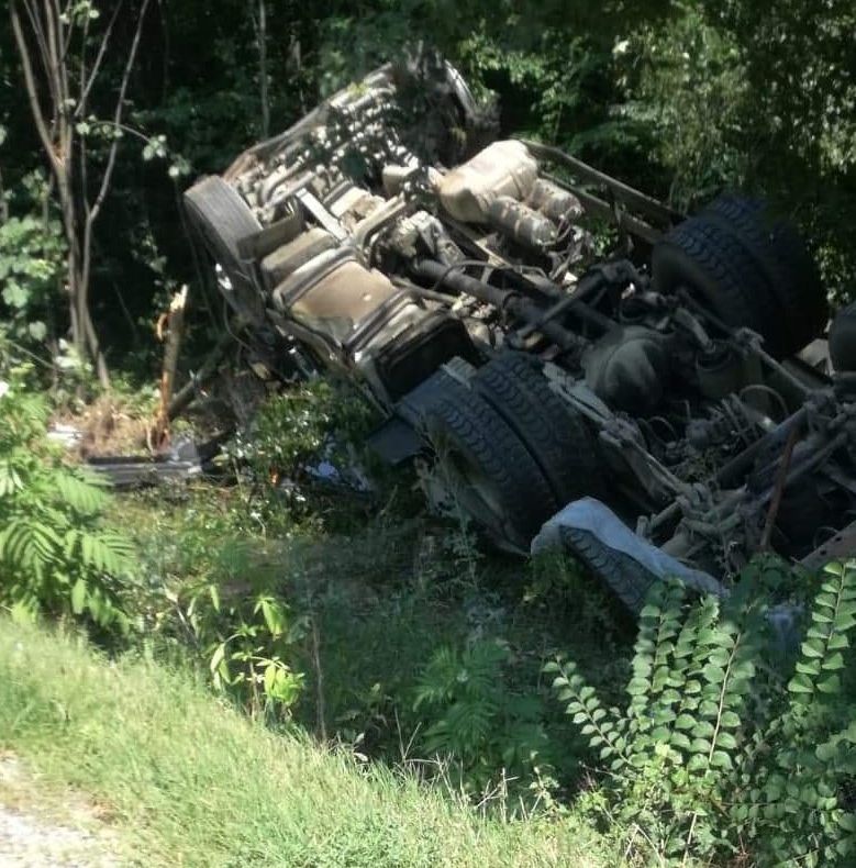 Un camion s-a răsturnat pe A1. Două persoane au fost rănite