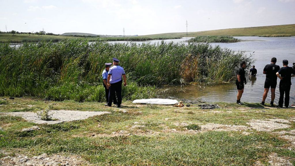 Scafandrii de mai multe județe, printre care și Giurgiu, caută cadavrele fetelor dispărute într-un lac din Caracal
