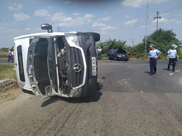 Accident  rutier grav între un autoturism și un microbuz. O femeie a decedat