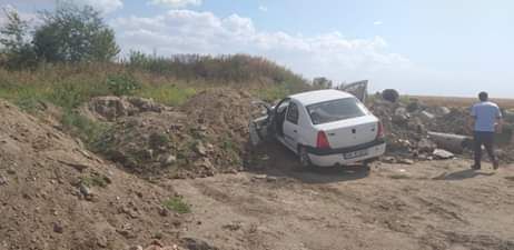 Un tânăr a intrat cu mașina într-o grămadă de pământ