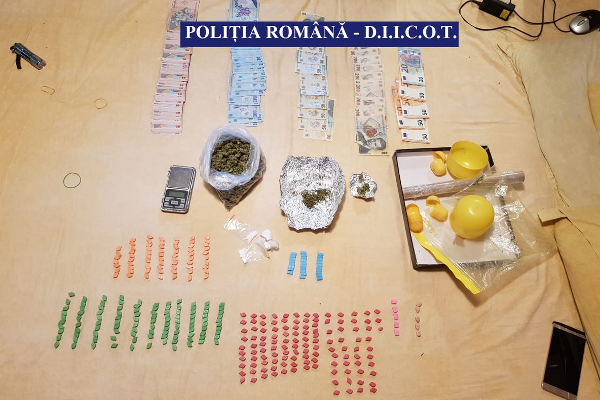 Tineri reținuți după ce au fost prinși că vindeau droguri direct de acasă