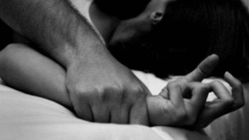 Au întreținut relații sexuale și au pus să se prostitueze o minoră de 14 ani