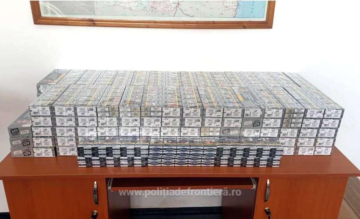 Tutun şi ţigări ascunse printre bagaje, descoperite la Giurgiu