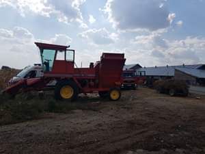 Un bărbat și-a prins mâna într-un utilaj agricol