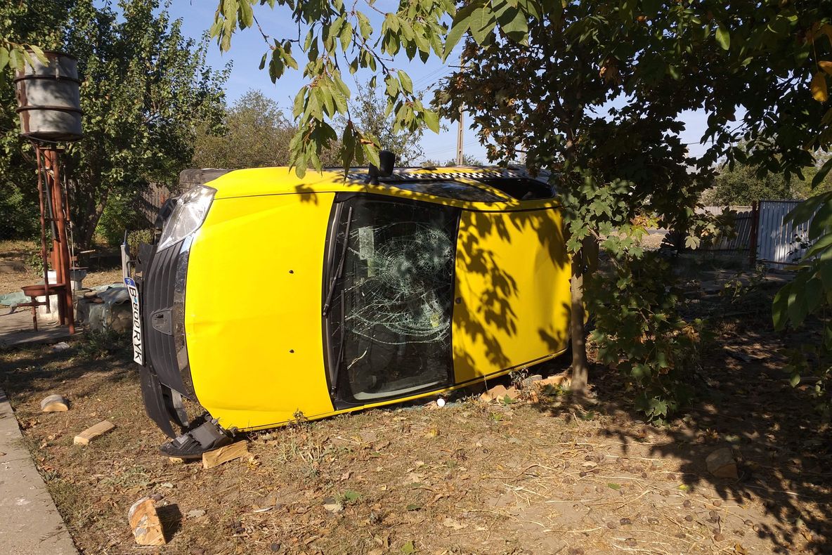 Taxi răsturnat pe un drum național în urma unui conflict amoros