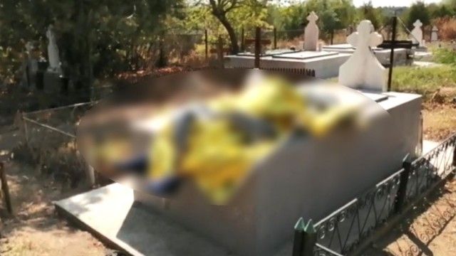 Sinistru! Un bărbat din județul Giurgiu a murit pe mormântul fratelui şi a fost lăsat acolo şase ore