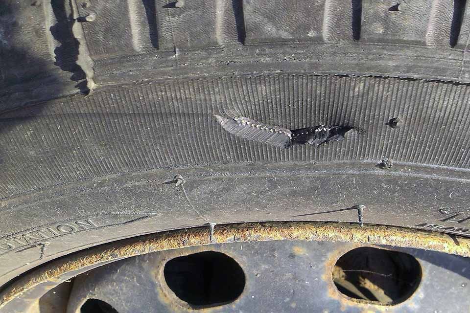 Cercetat după ce a tăiat anvelopele unui autoturism