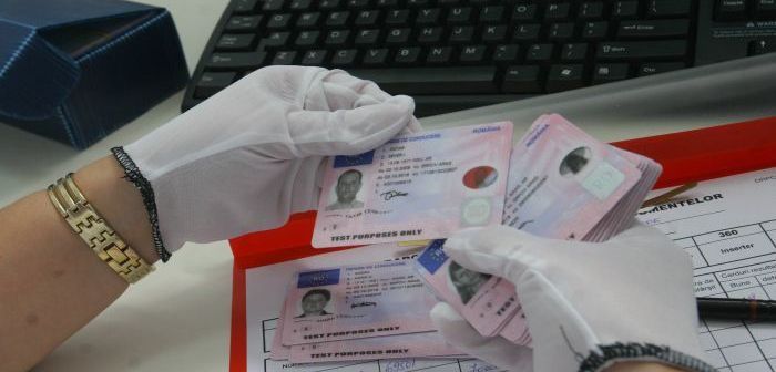 Șeful de la Permise Auto și un primar din județul Giurgiu, reținuți pentru luare de mită și complicitate