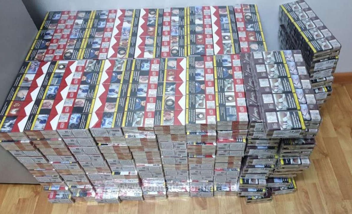 Țigări de contrabandă, ascunse printre bagajele a doi bulgari