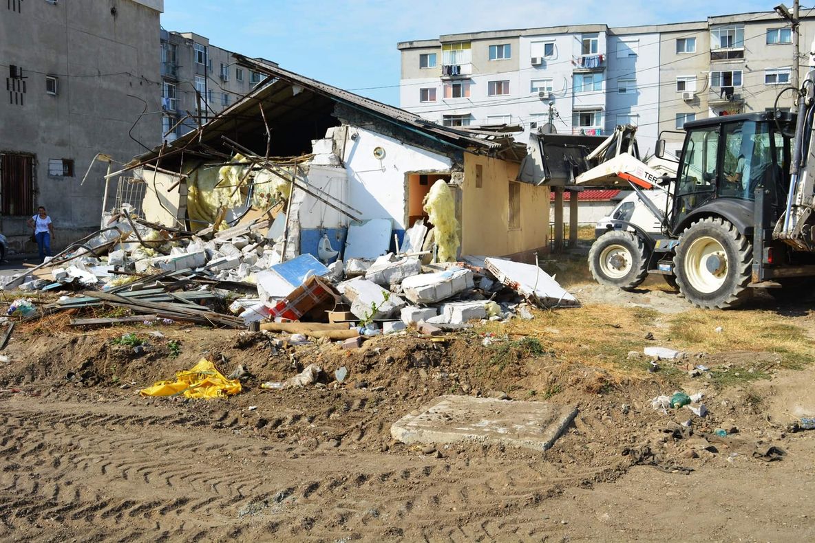 Clădire construită ilegal în cartierul Tineretului, demolată de primărie