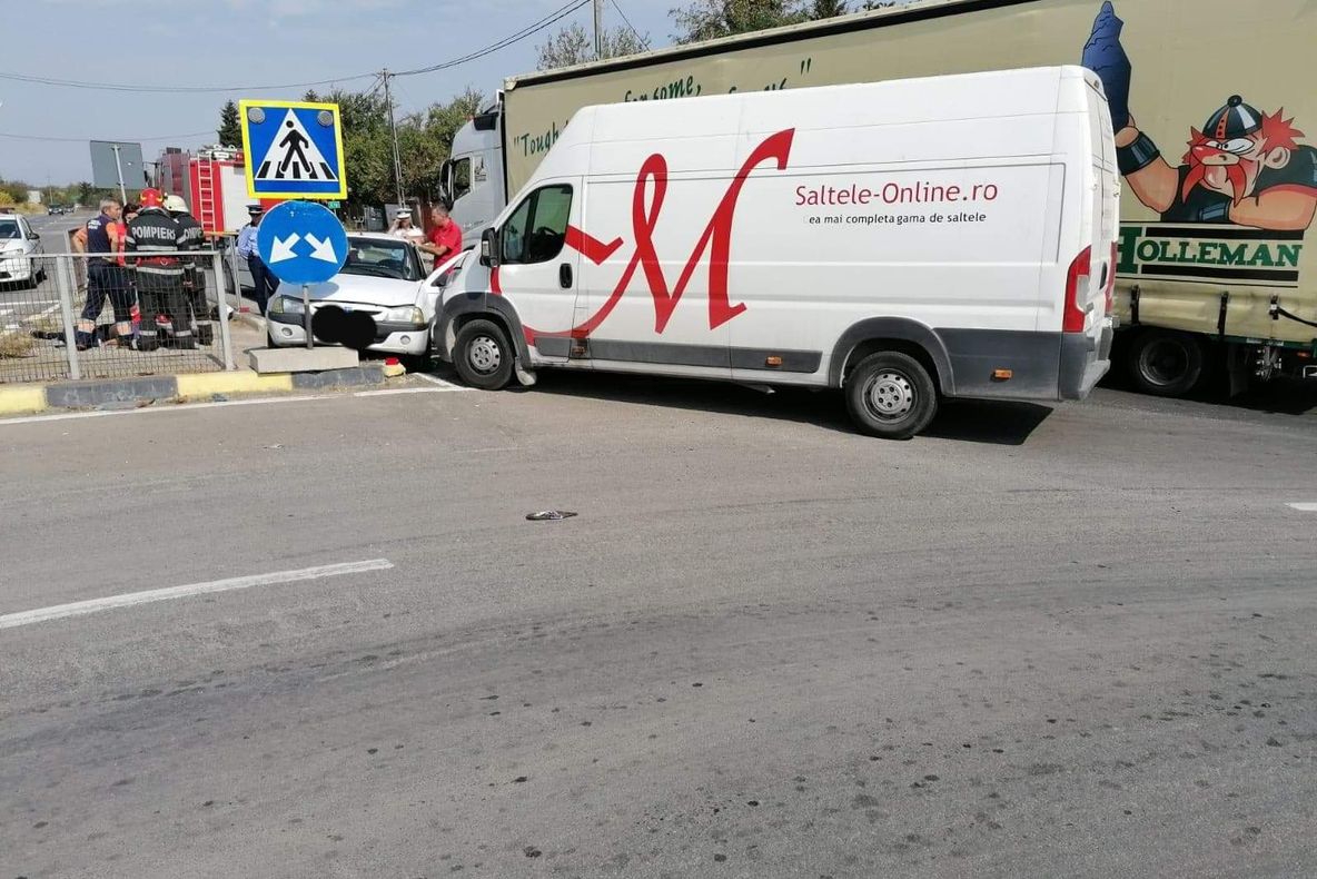 Coliziune între o dubă și un autoturism, pe DN 5. Două persoane sunt rănite