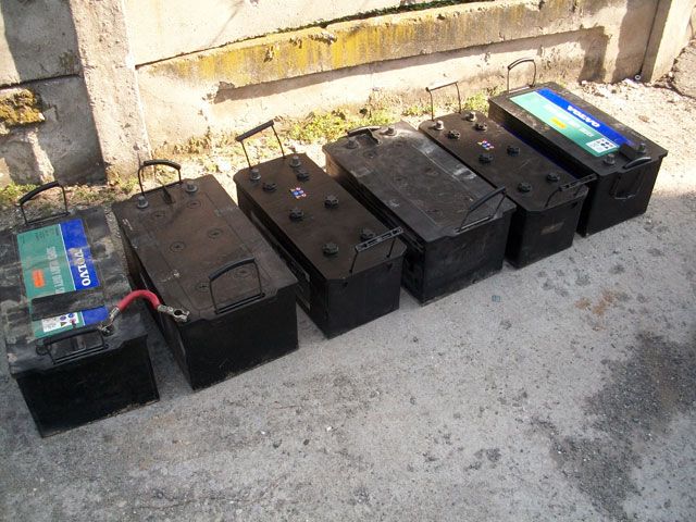 Tineri reținuți după ce au sustras acumulatori din autoturisme și tiruri