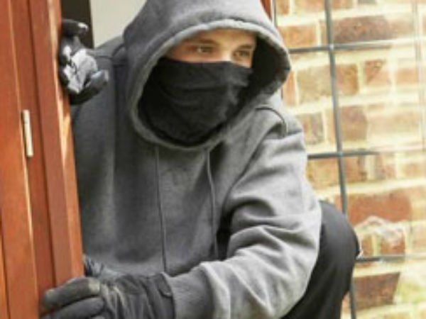 Hoți la vârsta de 13 și 14 ani! Trei minori, autorii unui furt dintr-o casă de vacanță