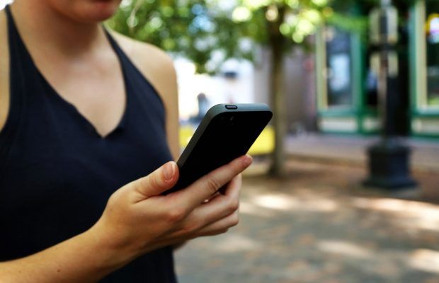 Cercetat după ce i-a sustras un telefon unui copil de nouă ani