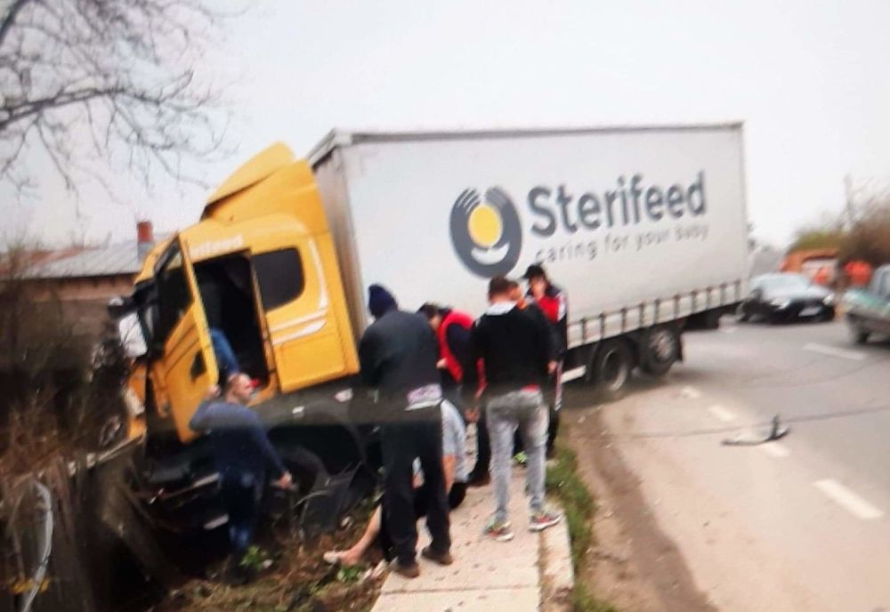 Accident rutier pe DN 5, la Remuș. Un TIR a ieșit în decor și a făcut prăpăd