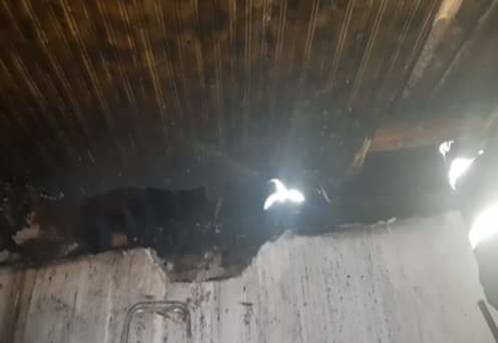 O casă bătrânească din localitatea Mihăilești, distrusă de un incendiu