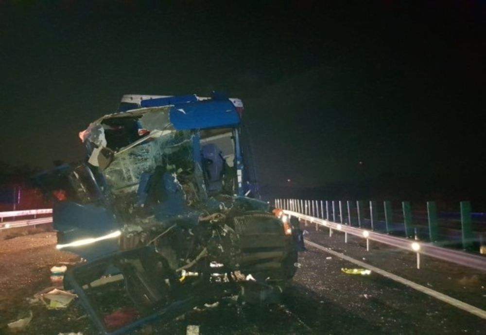 Accident rutier pe A1, între un TIR și un autocamion. O persoană a fost rănită