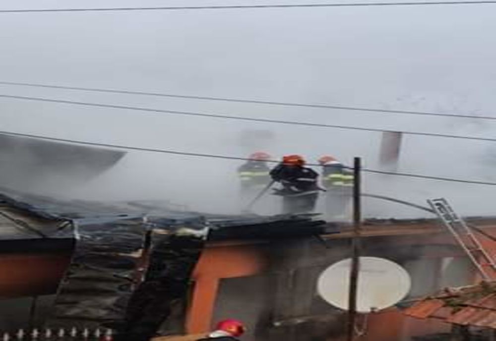 Două case afectate de incendii din cauza unei defecțiuni la rețeaua electrică