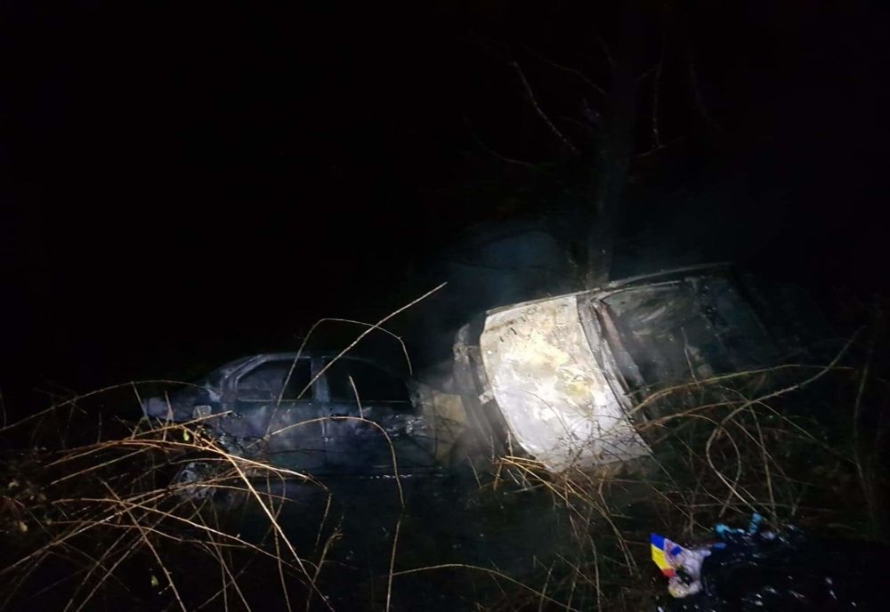 Impact devastator pe un drum din județul Giurgiu. Două autoturisme au ars după ce au intrat în coliziune