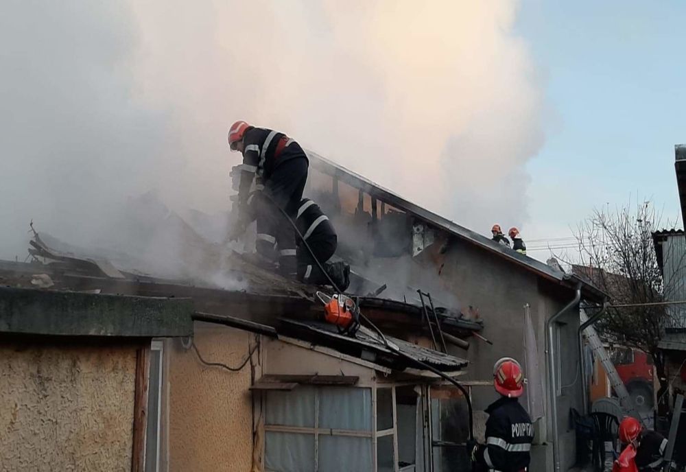 Incendiu violent în municipiul Giurgiu. Patru case de locuit au luat foc!