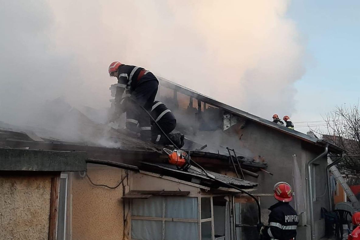 Incendiu violent pe strada Sirenei din municipiul Giurgiu. Pompierii intervin cu mai multe autospeciale