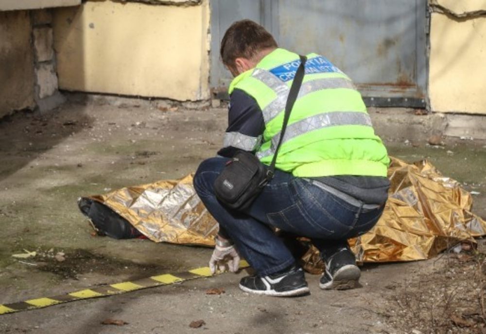 O femeie din Giurgiu s-a aruncat de la etajul IV al blocului în care locuia