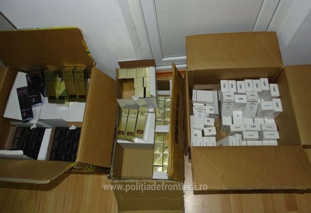 Sute de parfumuri contrafăcute, descoperite în cala unui autocar