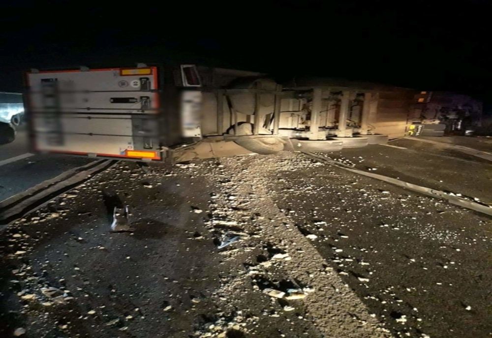 TIR-ul răsturnat a fost repus pe roți după mai bine de patru ore