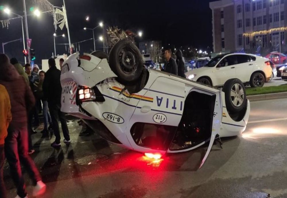 Mașină de poliție din Capitală, spulberată de un șofer neatent: Trei polițiști au fost răniți