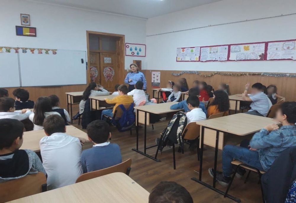 Polițiștii îi atenționează pe copii asupra riscului folosiri obiectelor pirotehnice