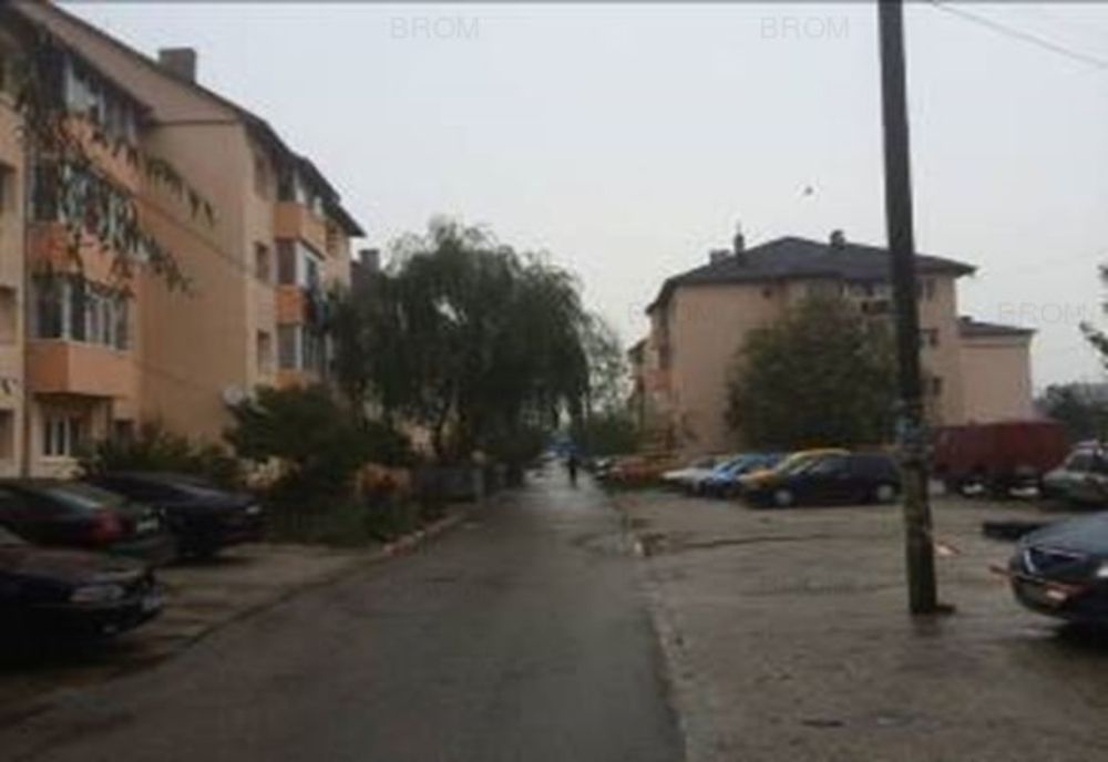 Femeie găsită moartă în subsolul unui bloc