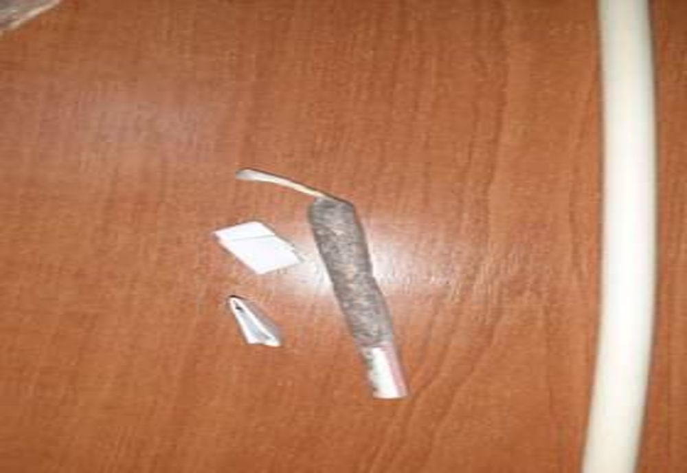 Tineri surprinși de jandarmi în timp ce își confecționau jointuri