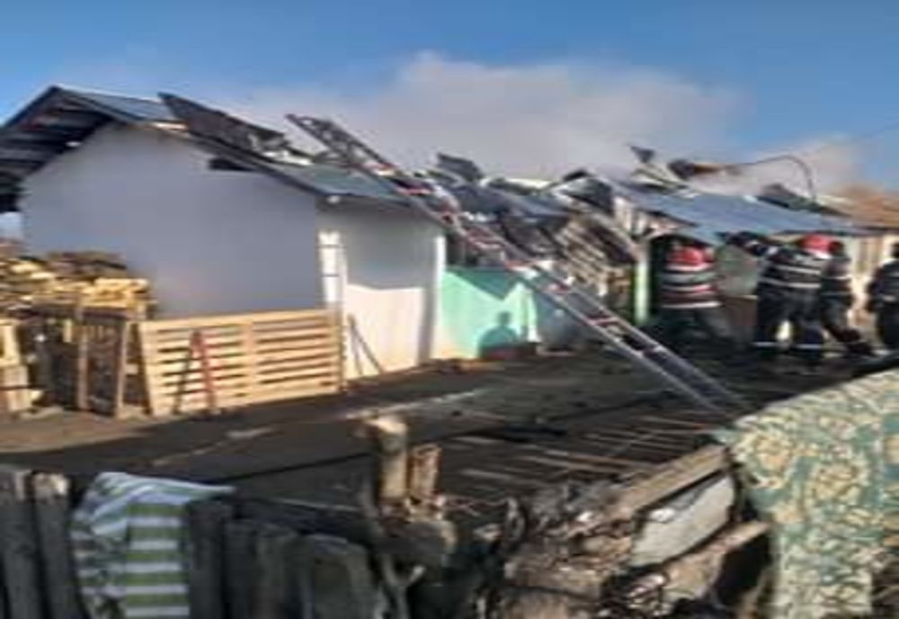 Incendiu violent la un imobil din Vânătorii Mici