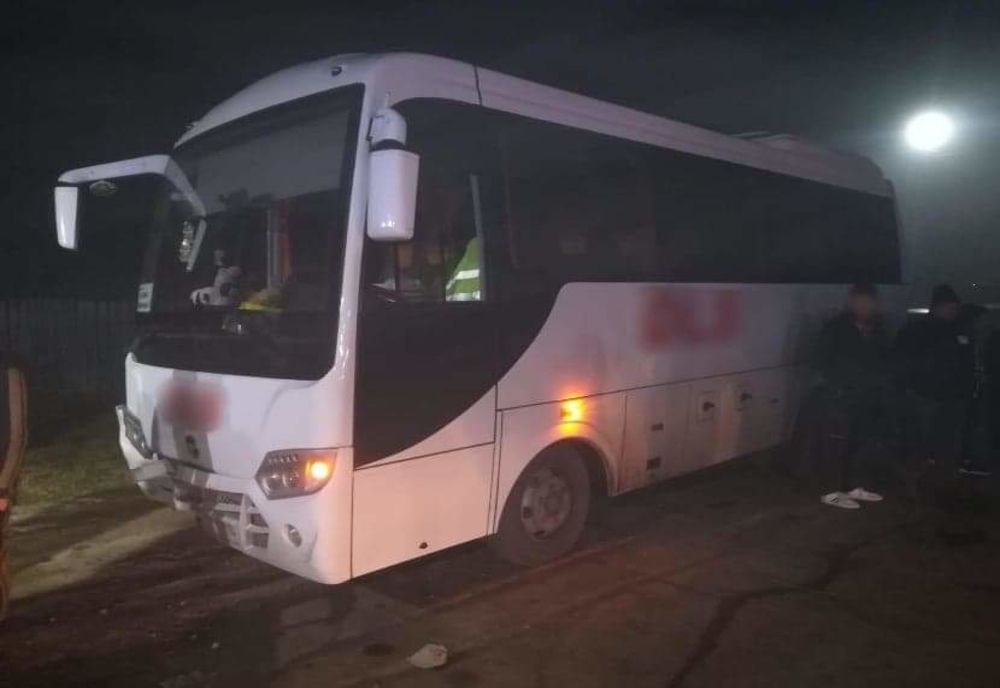 Coliziune între un microbuz care transporta lucrători ai Mega Image și un autoturism, pe DN 5C